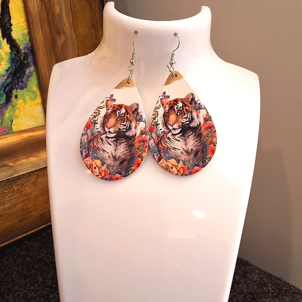 💥SALE💥NEW Tiger Dangle Earrings